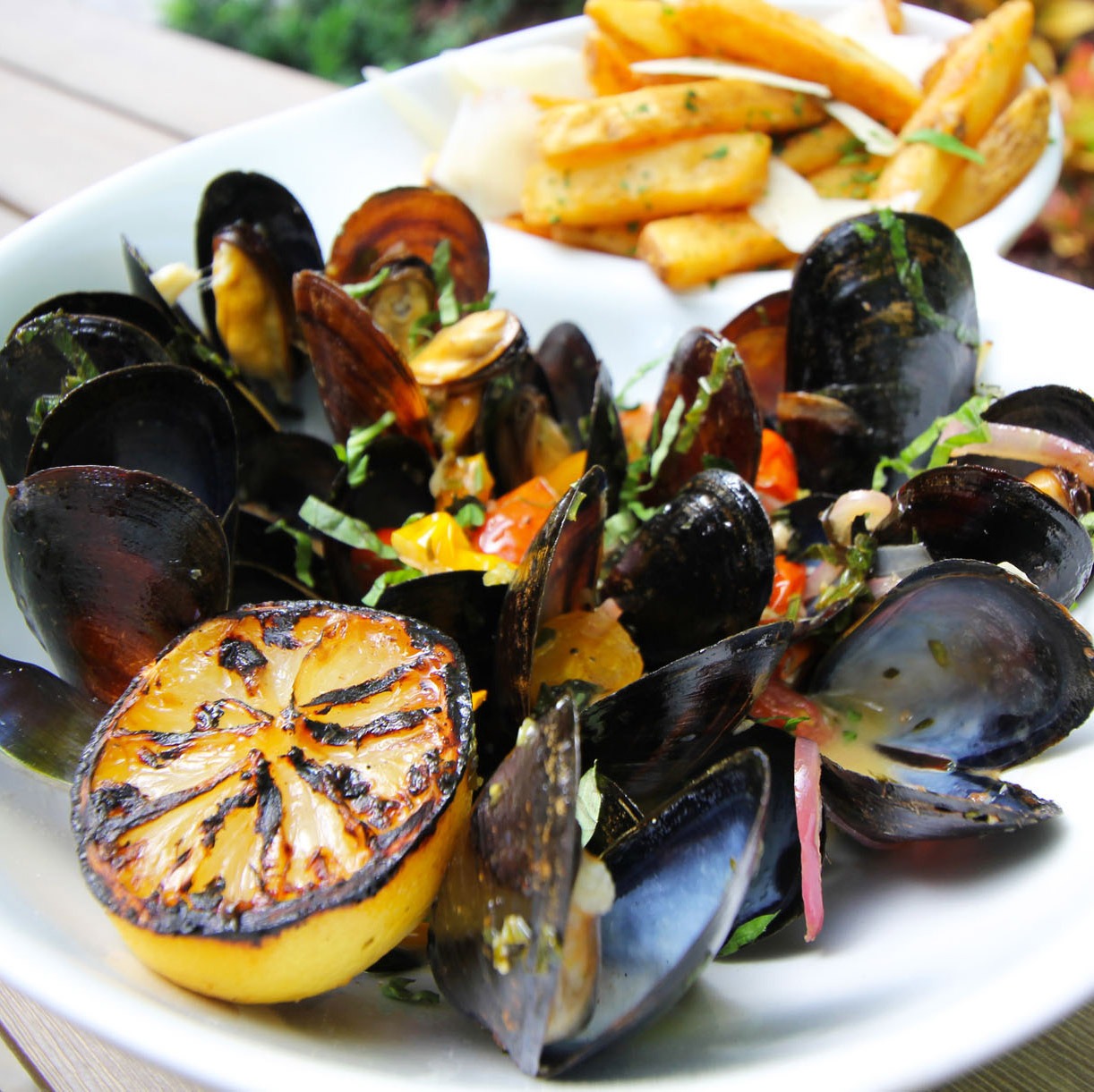 mussels french fries and lemon