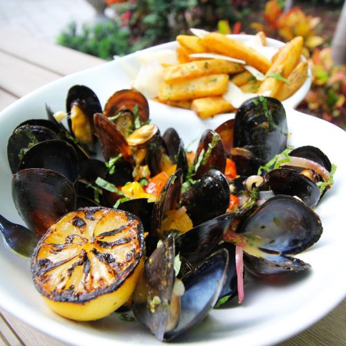 Mussels with half lemon and french fries